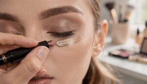Stick eyeshadows: the express eye makeup that makes palettes obsolete