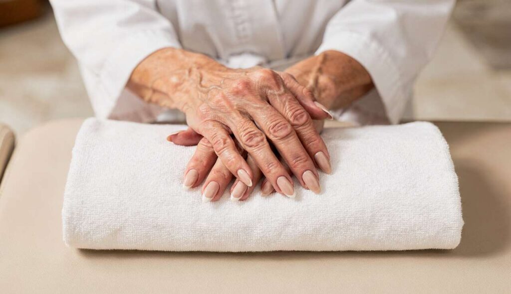 Manicure after 50: the lifting nail shape to choose for younger-looking hands
