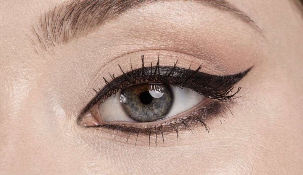 Hooded eyelids: pro makeup artists’ secrets for applying mascara and eyeliner correctly